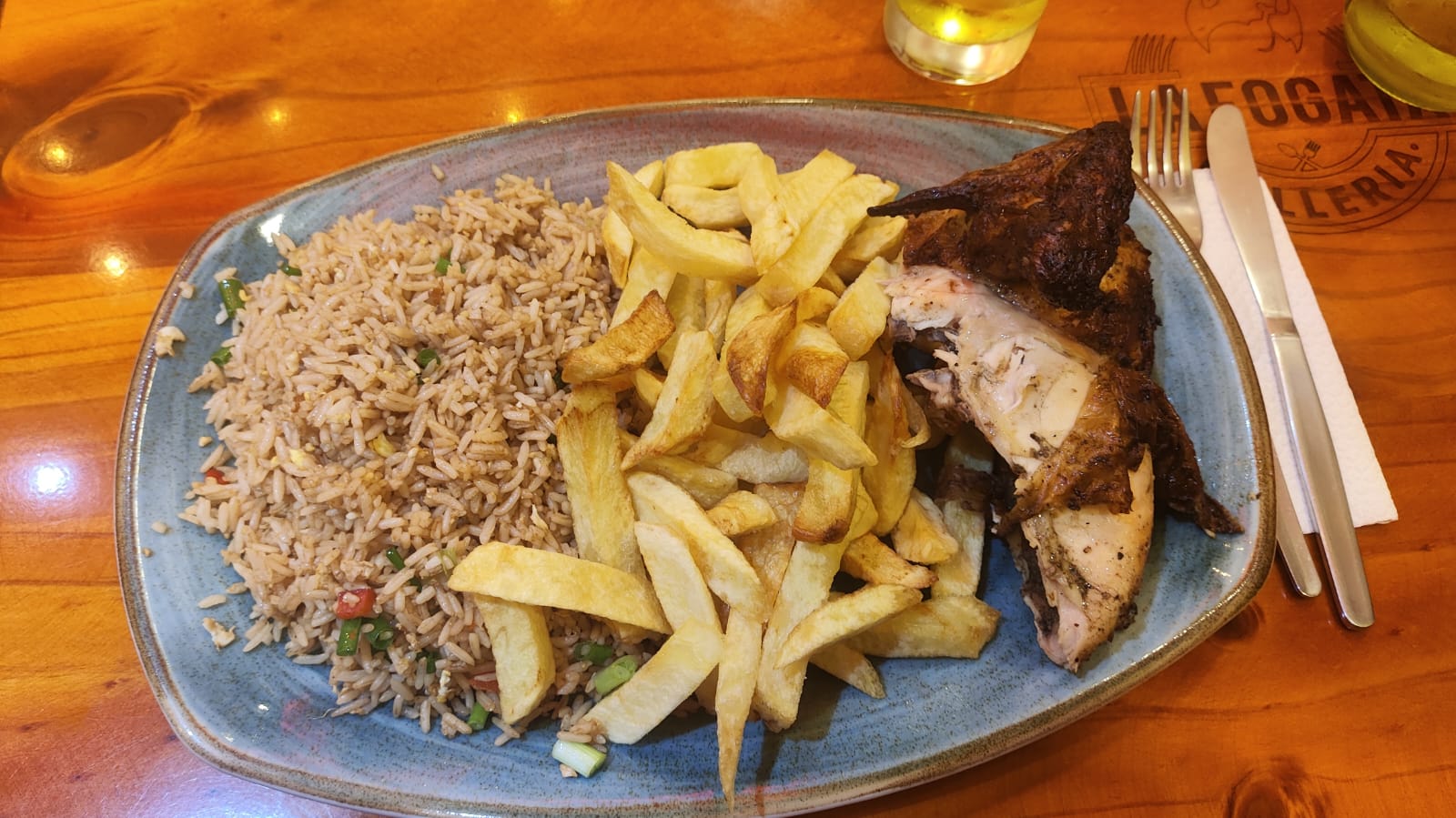 Pollo con chaufa y papas — Polleria La Fogata