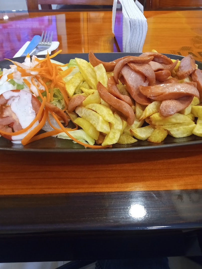 Salchicha con plátano — Polleria La Fogata