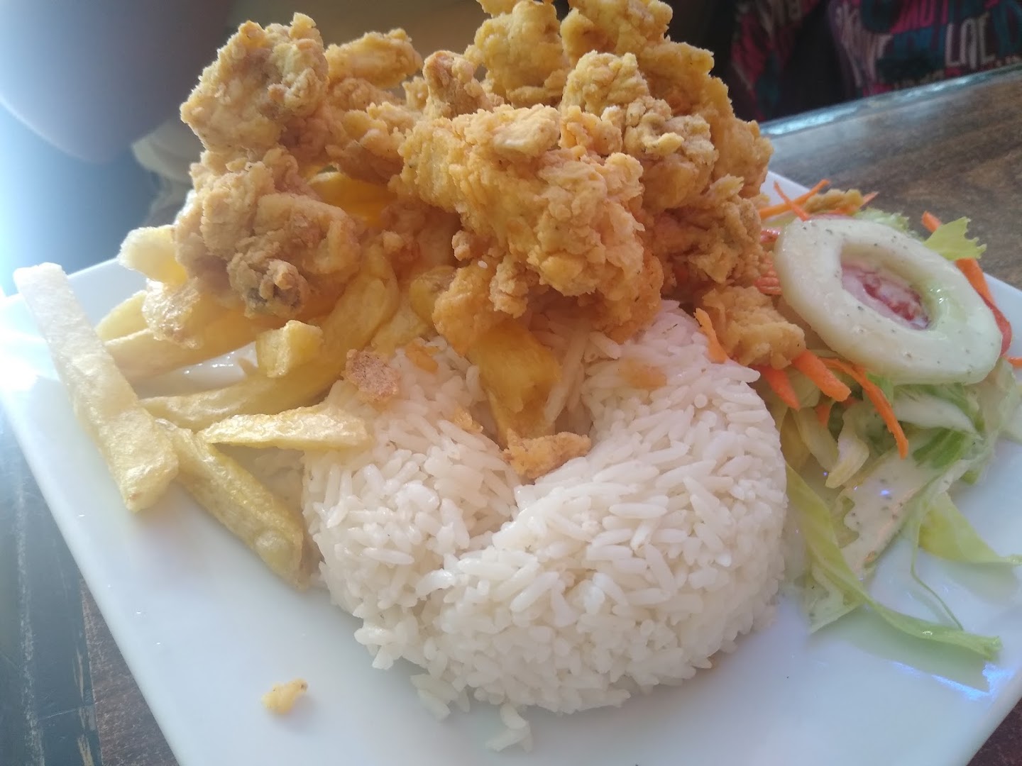 Plato de pollo a la brasa con arroz y ensalada