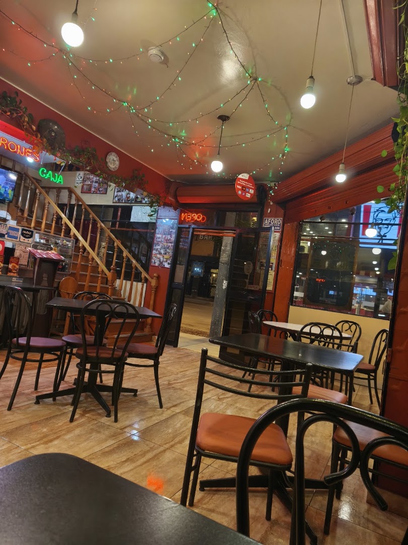 Interior con escaleras — POLLERIA LYKYS