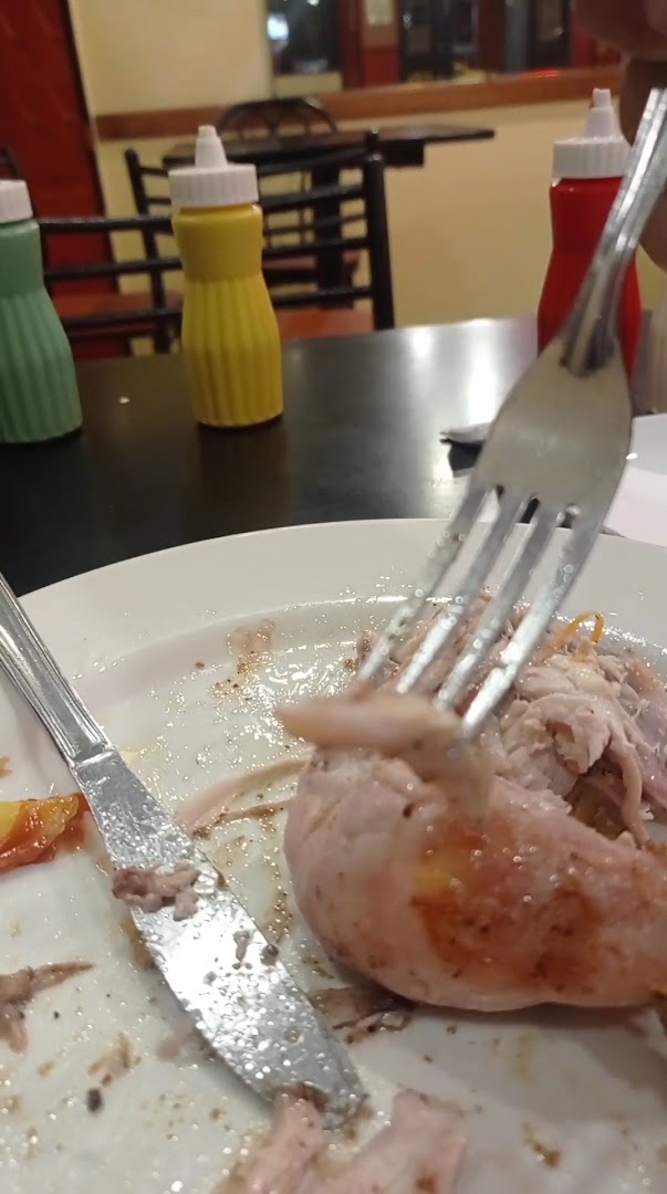 Trozo de pollo en el plato — POLLERIA LYKYS