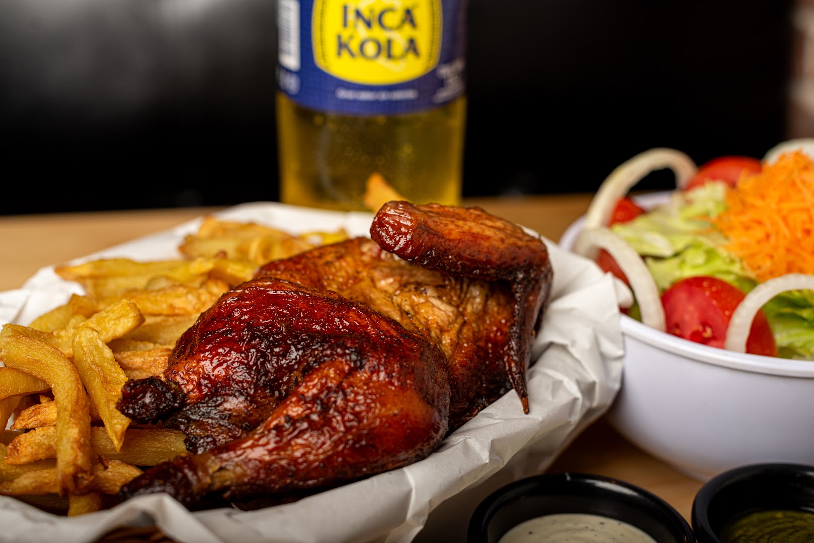 Pollo a la brasa entero con papas y ensalada