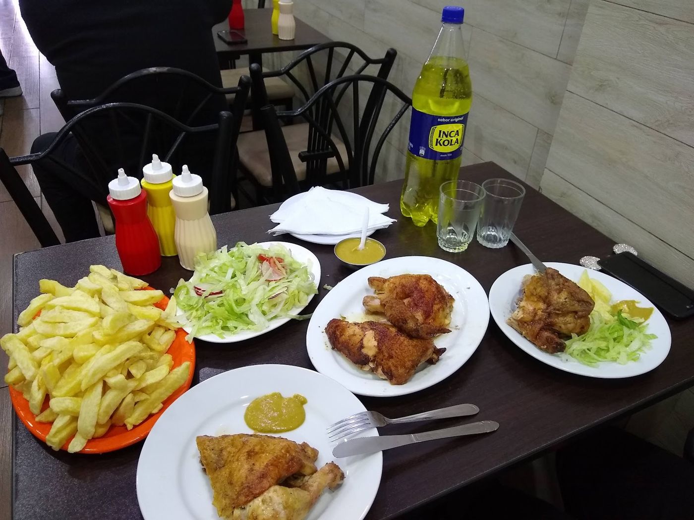 Pollo, papas y ensalada — Pollos a La Brasa Dragón