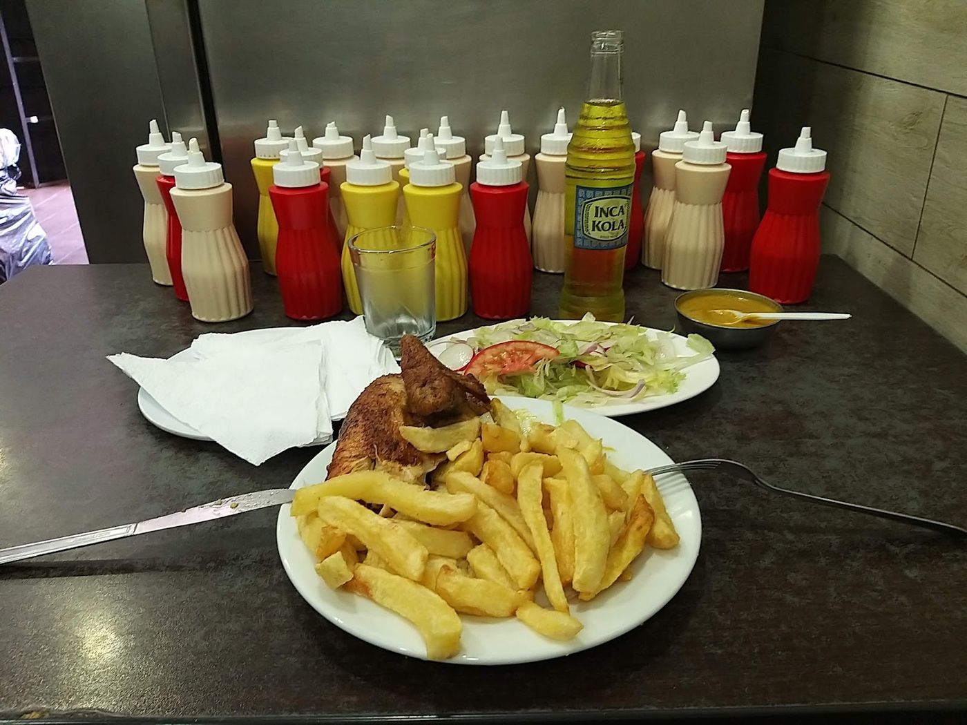 Pollo con papas y cremas — Pollos a La Brasa Dragón