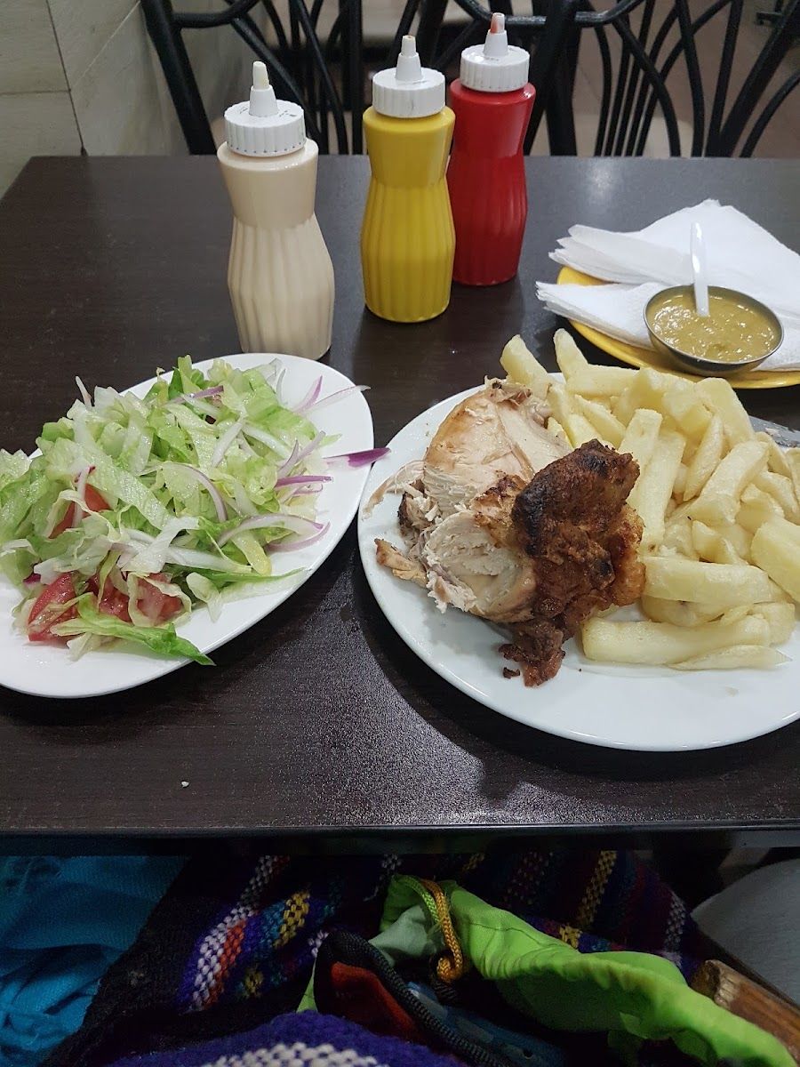 Cuarto de pollo con ensalada — Pollos a La Brasa Dragón