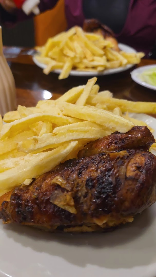 Papas con plato de fondo — Pollos Hilton