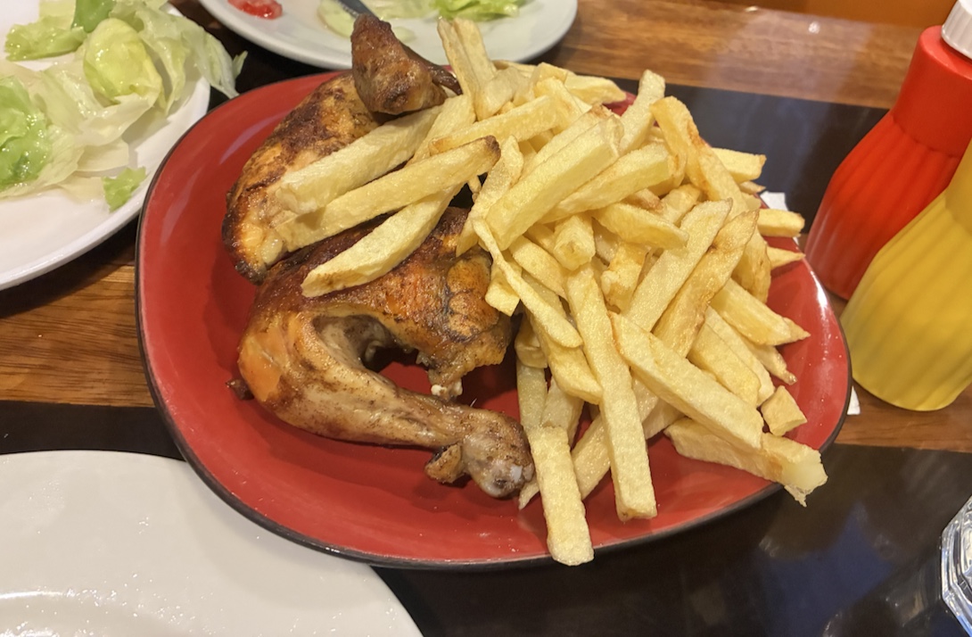 Pollo entero a la brasa con papas