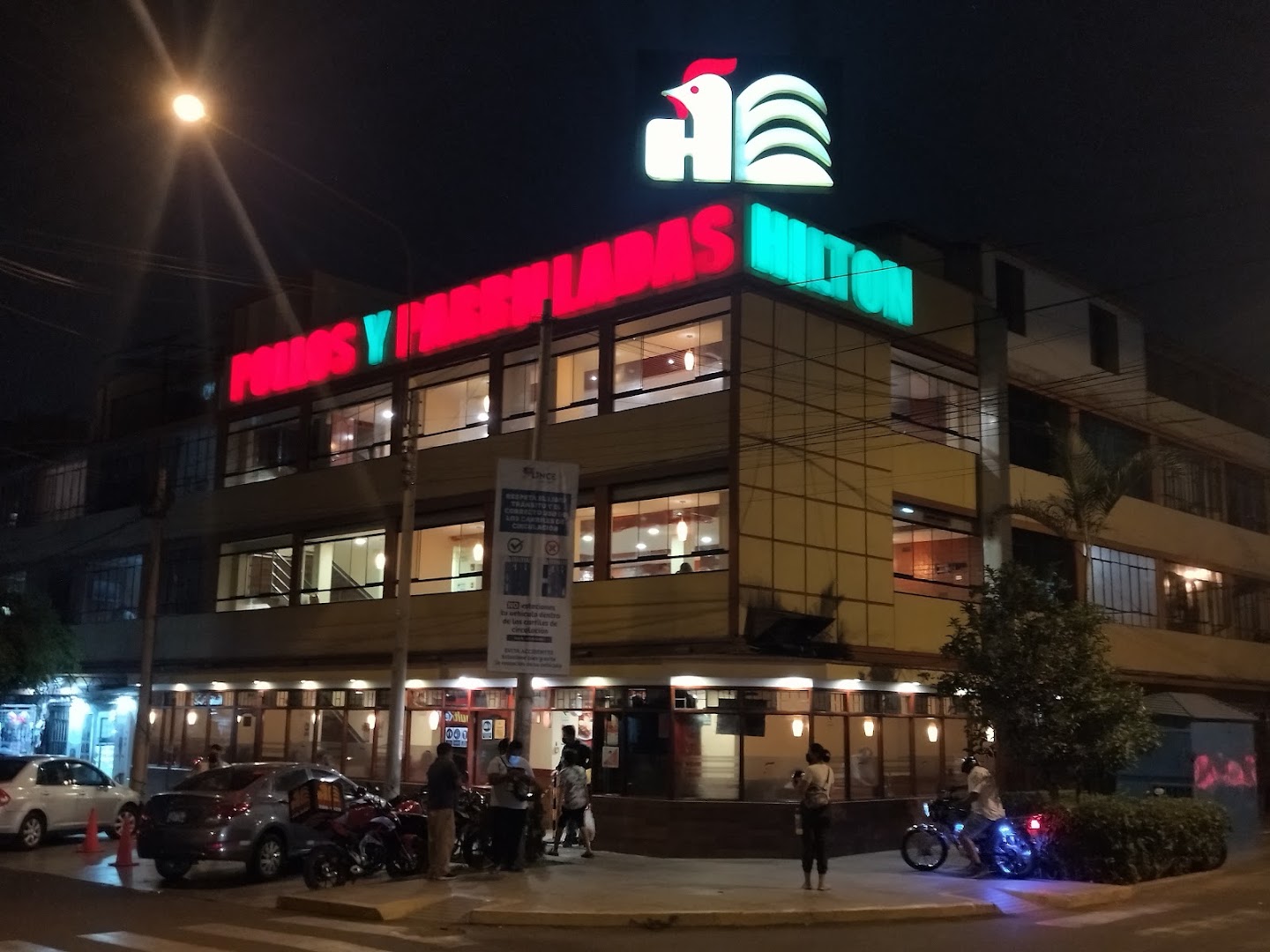 Fachada de noche — Pollos Hilton