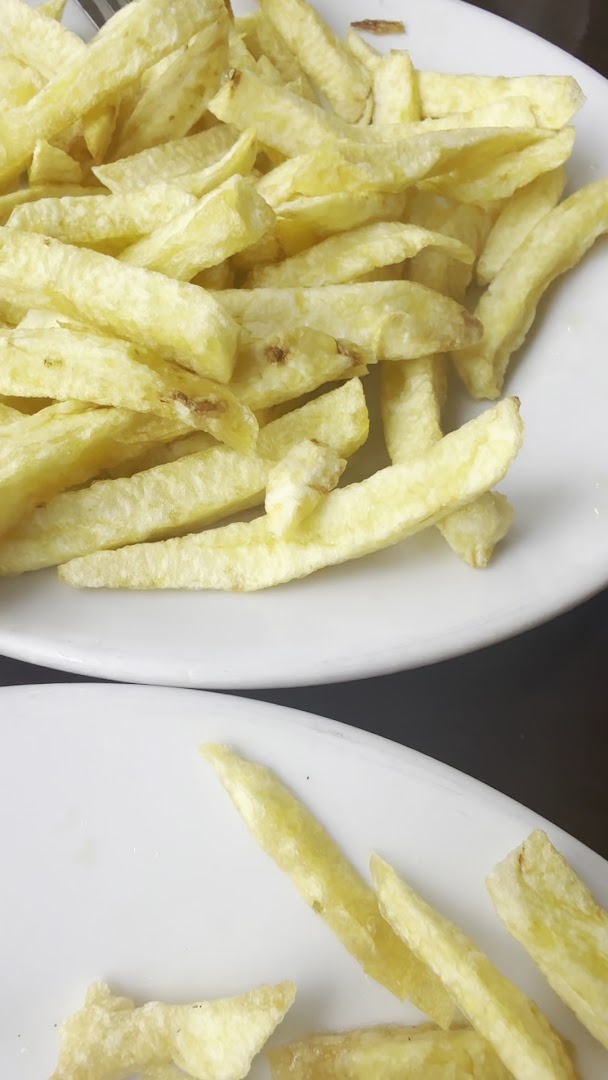 Papas fritas en dos platos — Pollos Hilton