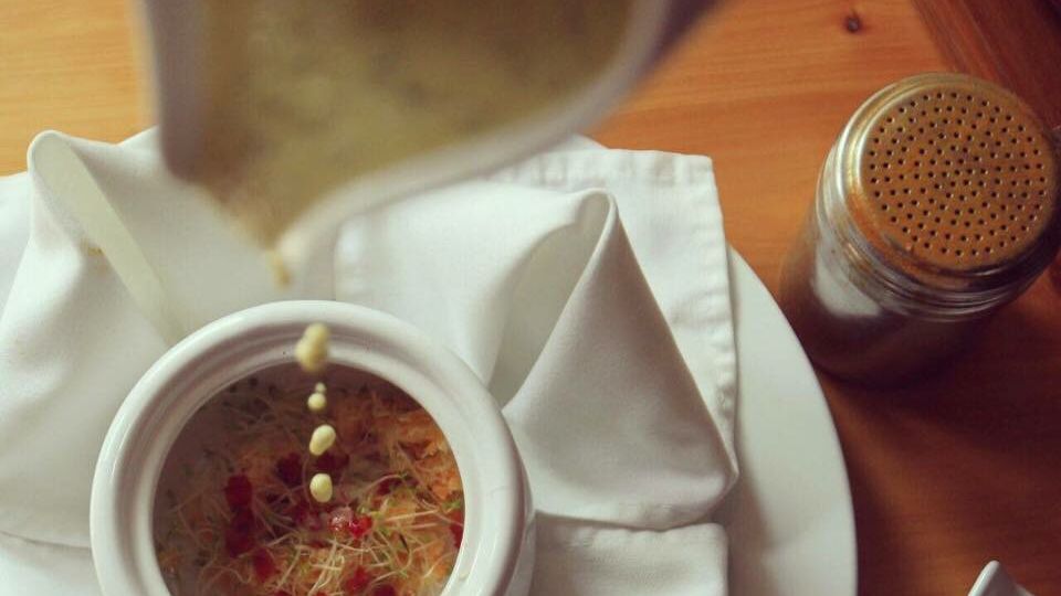 Salsa servida en mesa — Quintana Bistrot • Fontabella