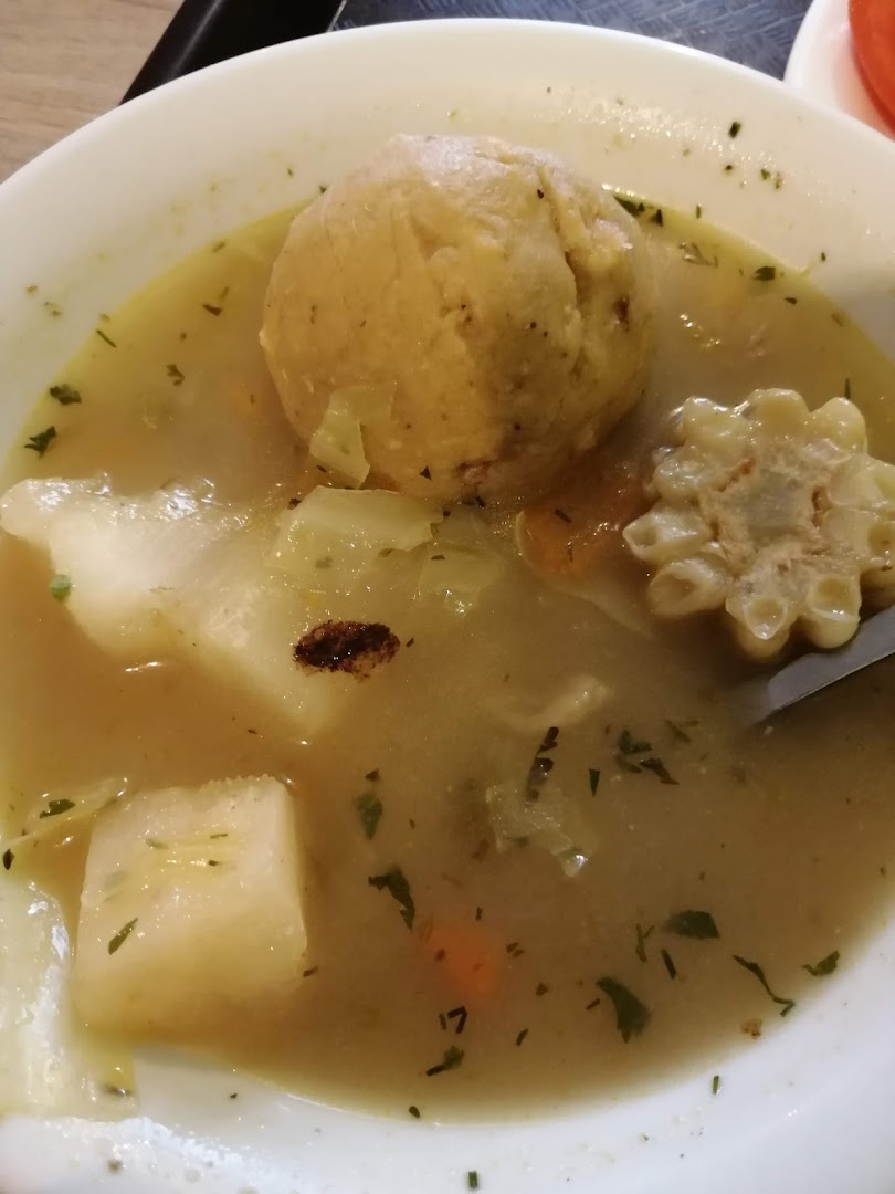 Sopa con papa, choclo y zanahoria