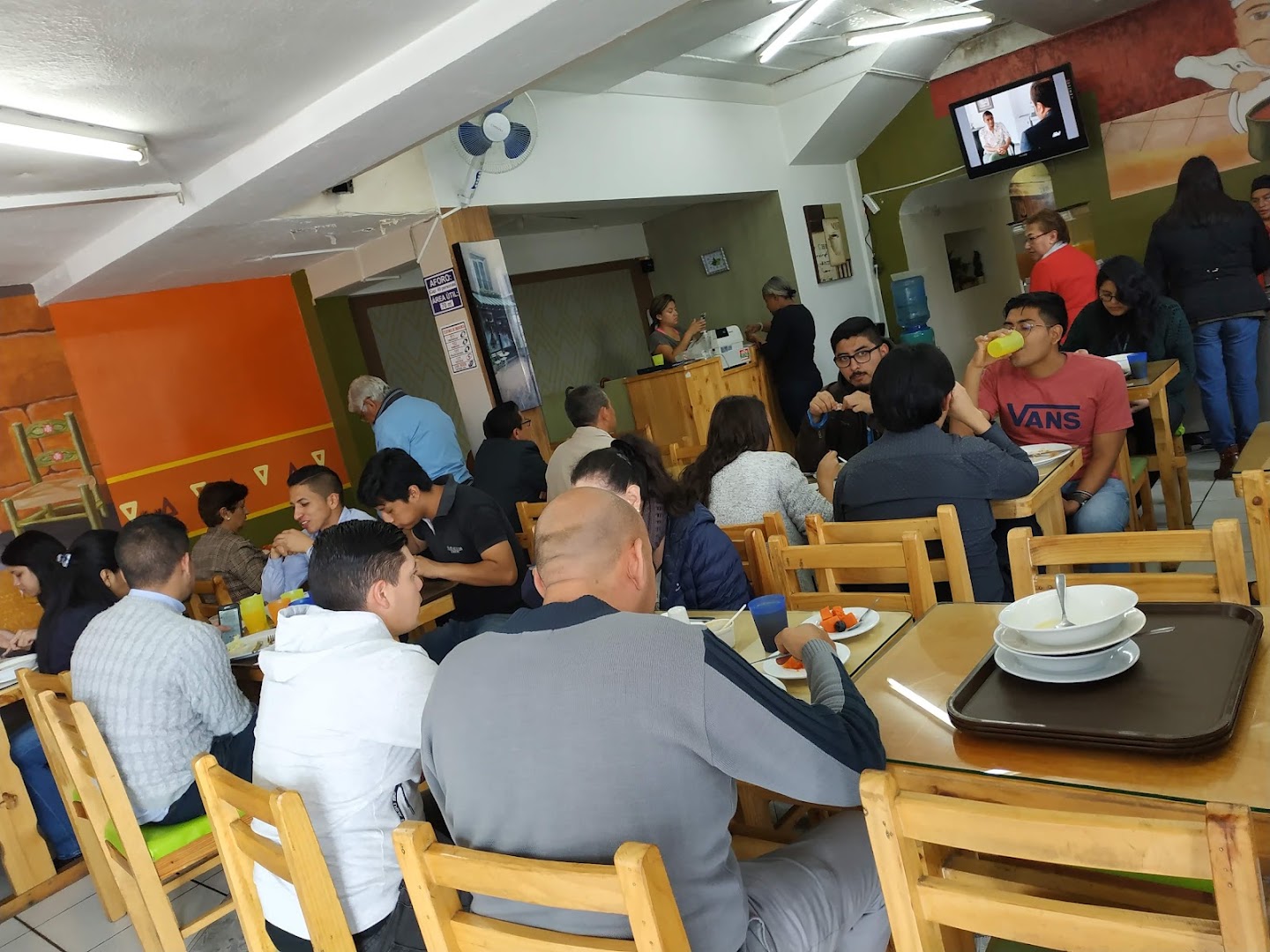 Comedor lleno de clientes — Quito Lunch Cafe Restaurante