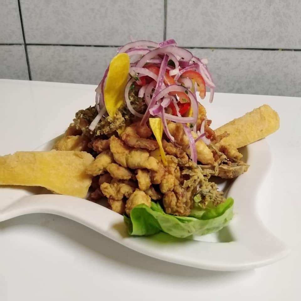 Chicharrón de pescado con yuca frita