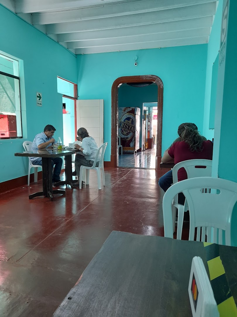 Interior con mesas — Restaurant - Cevicheria El encanto del mar