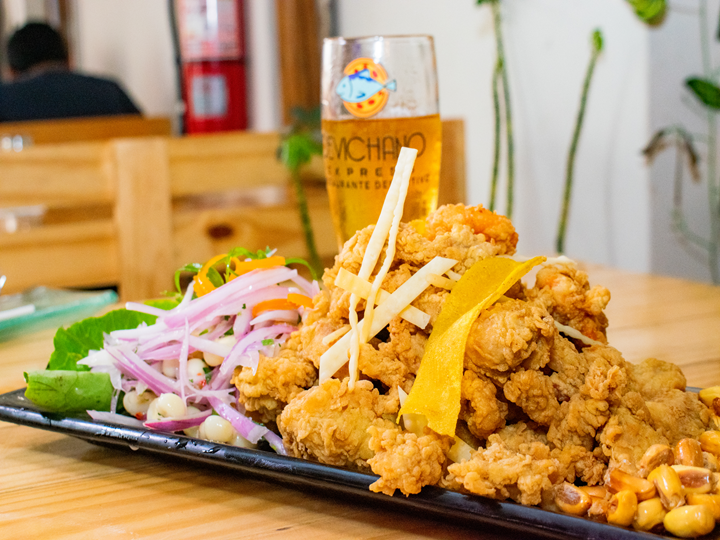 Chicharrón con yuca y ensalada