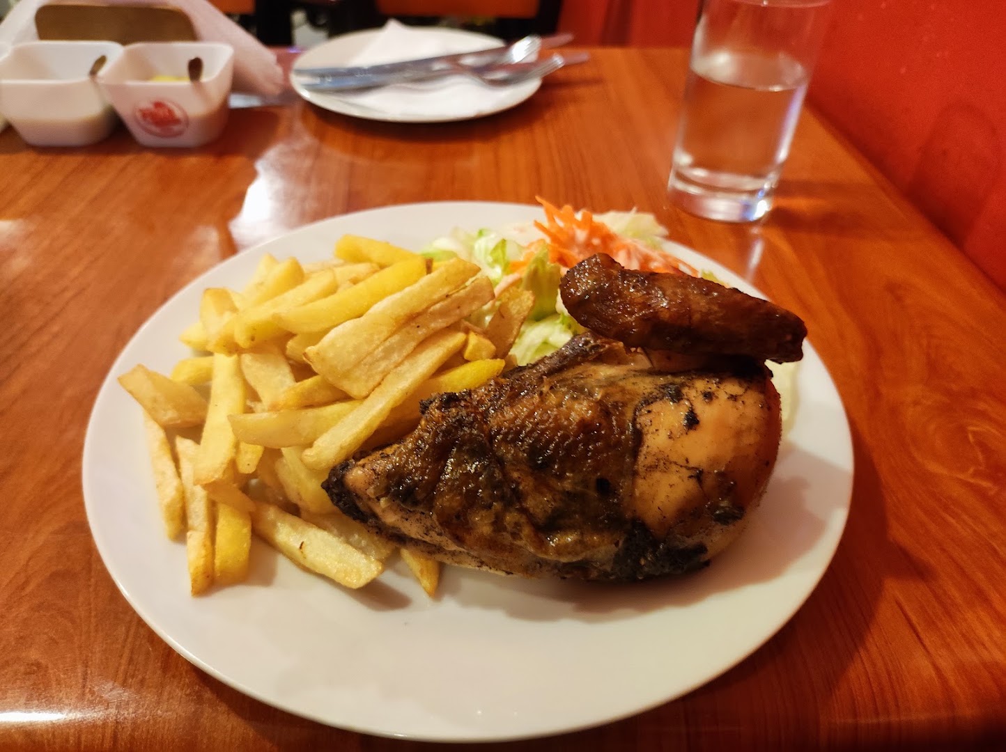 Pollo a la brasa con papas fritas