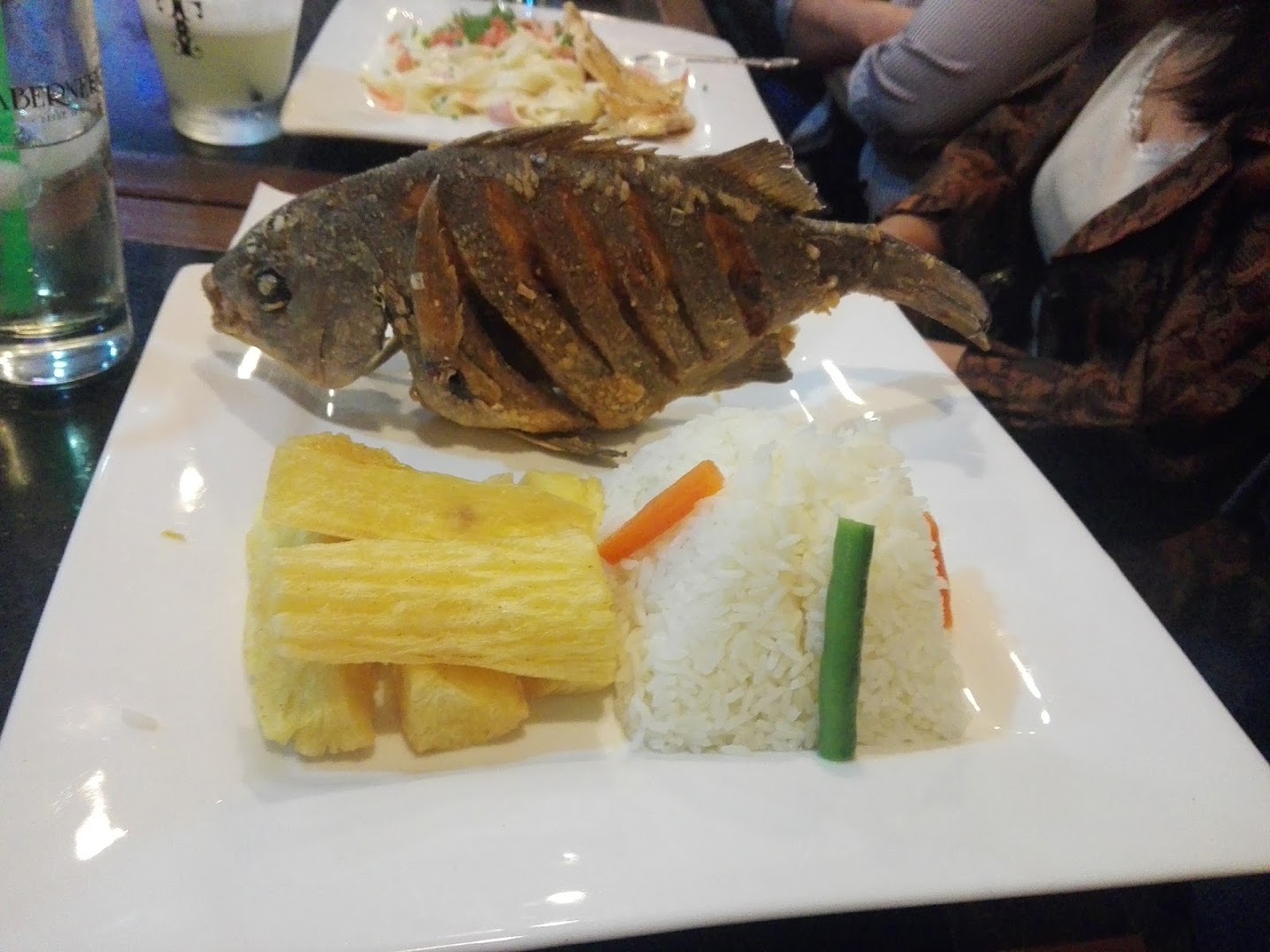 Pescado entero frito — Restaurant y Cevichería Guido's