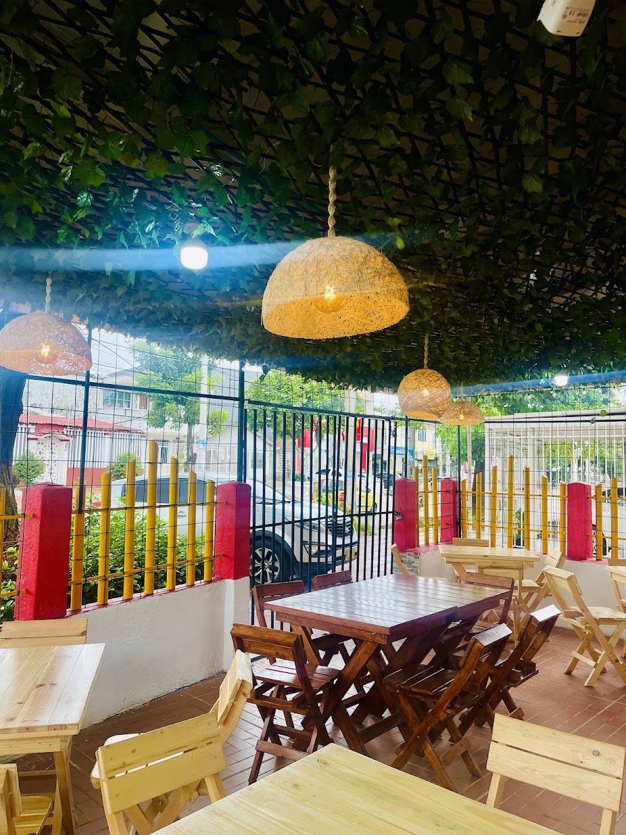 Terraza bajo árboles en Restaurante Añoñi