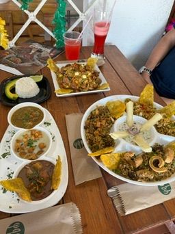 Mesa llena de platos — Restaurante Añoñi
