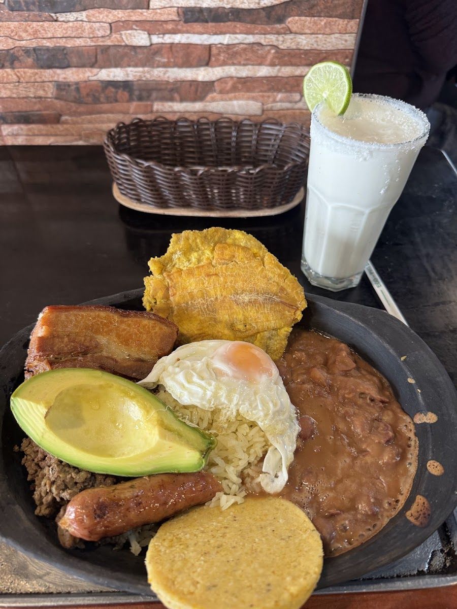 Bandeja con huevo y aguacate — Restaurante Asado'z Barichara