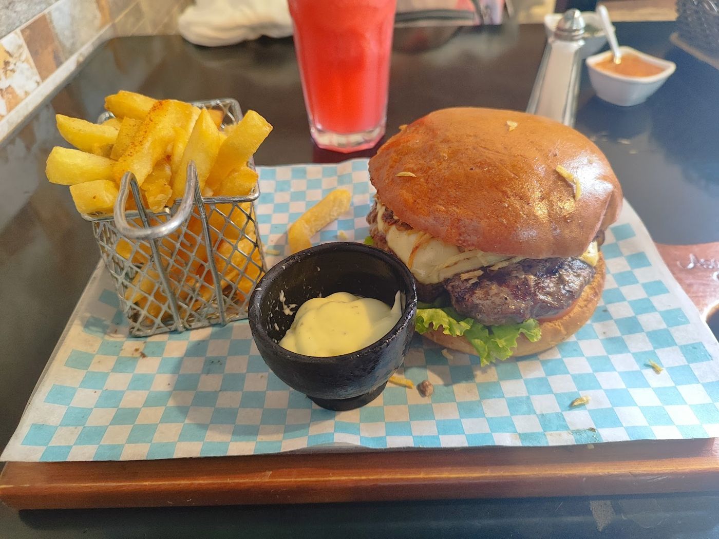 Hamburguesa con papas — Restaurante Asado'z Barichara