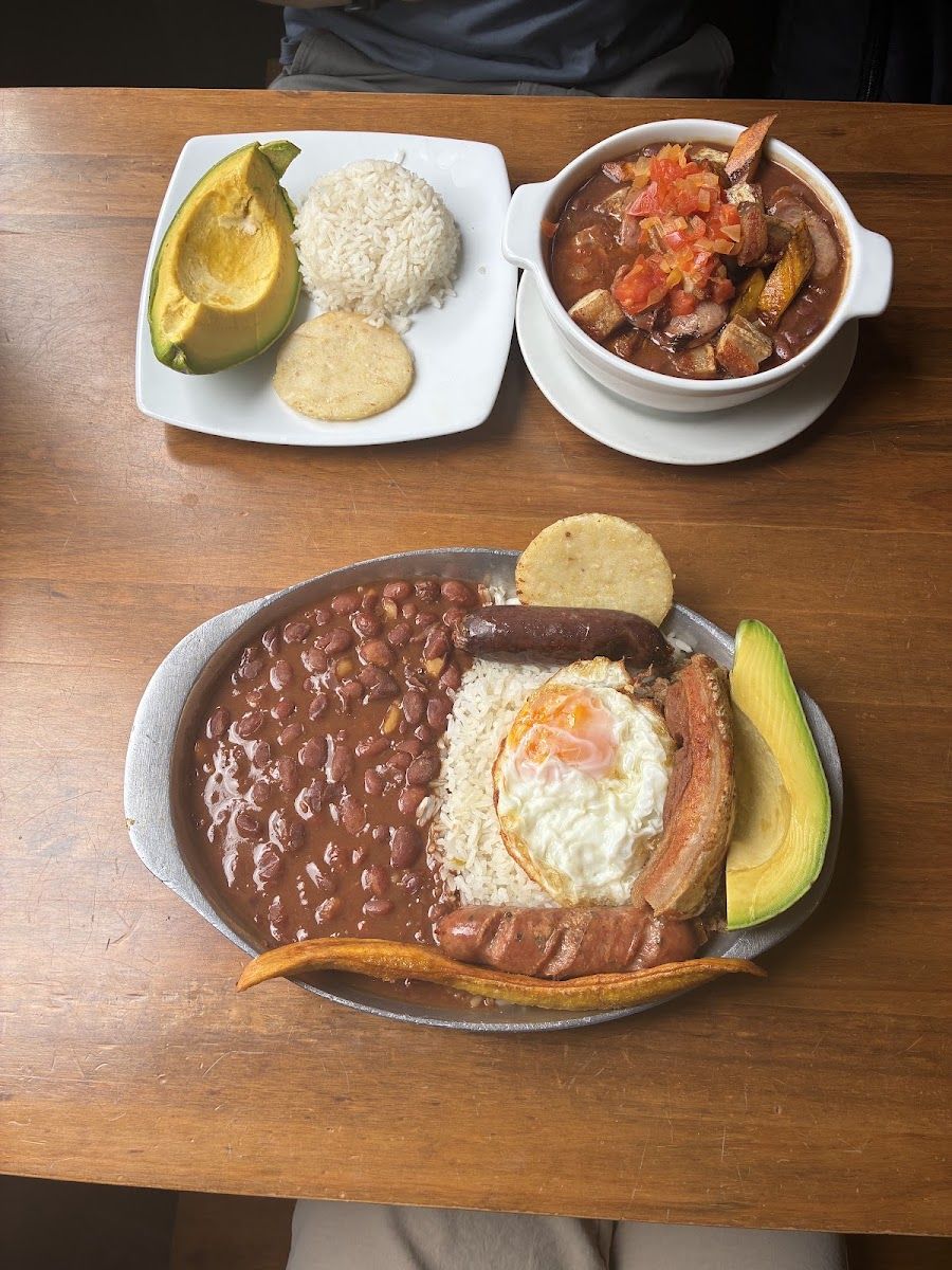 Fríjoles con huevo y sopa — Restaurante Balcones de la Candelaria