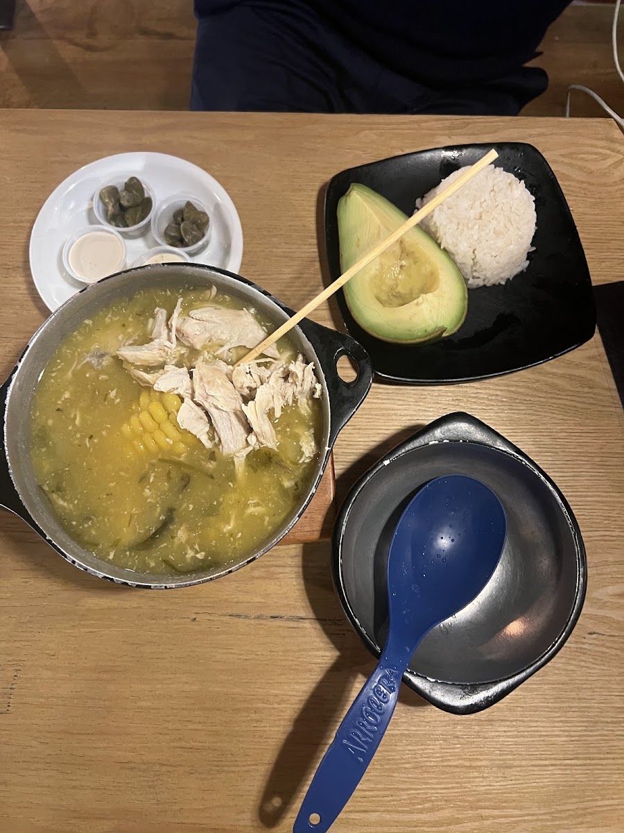 Ajiaco con aguacate y arroz — Restaurante Balcones de la Candelaria