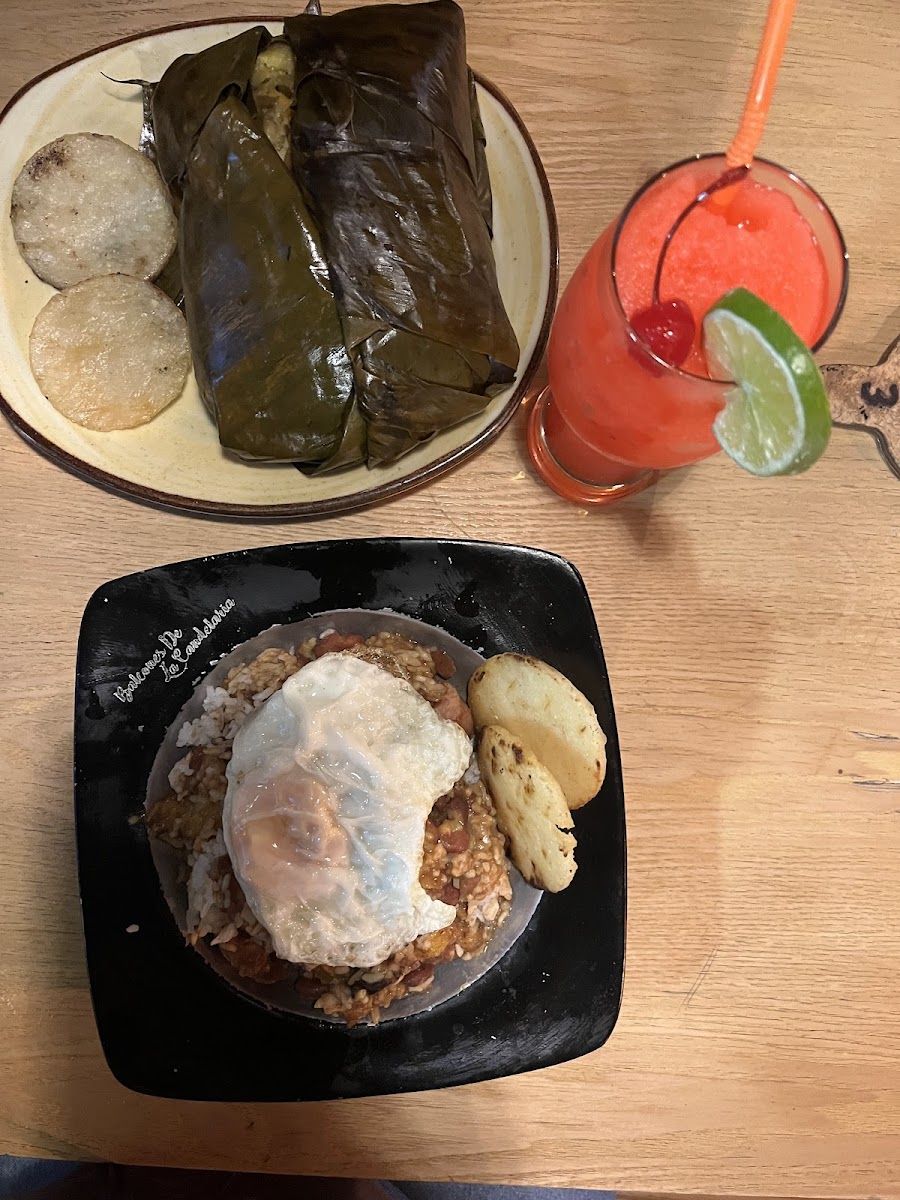Tamal y jugo natural — Restaurante Balcones de la Candelaria