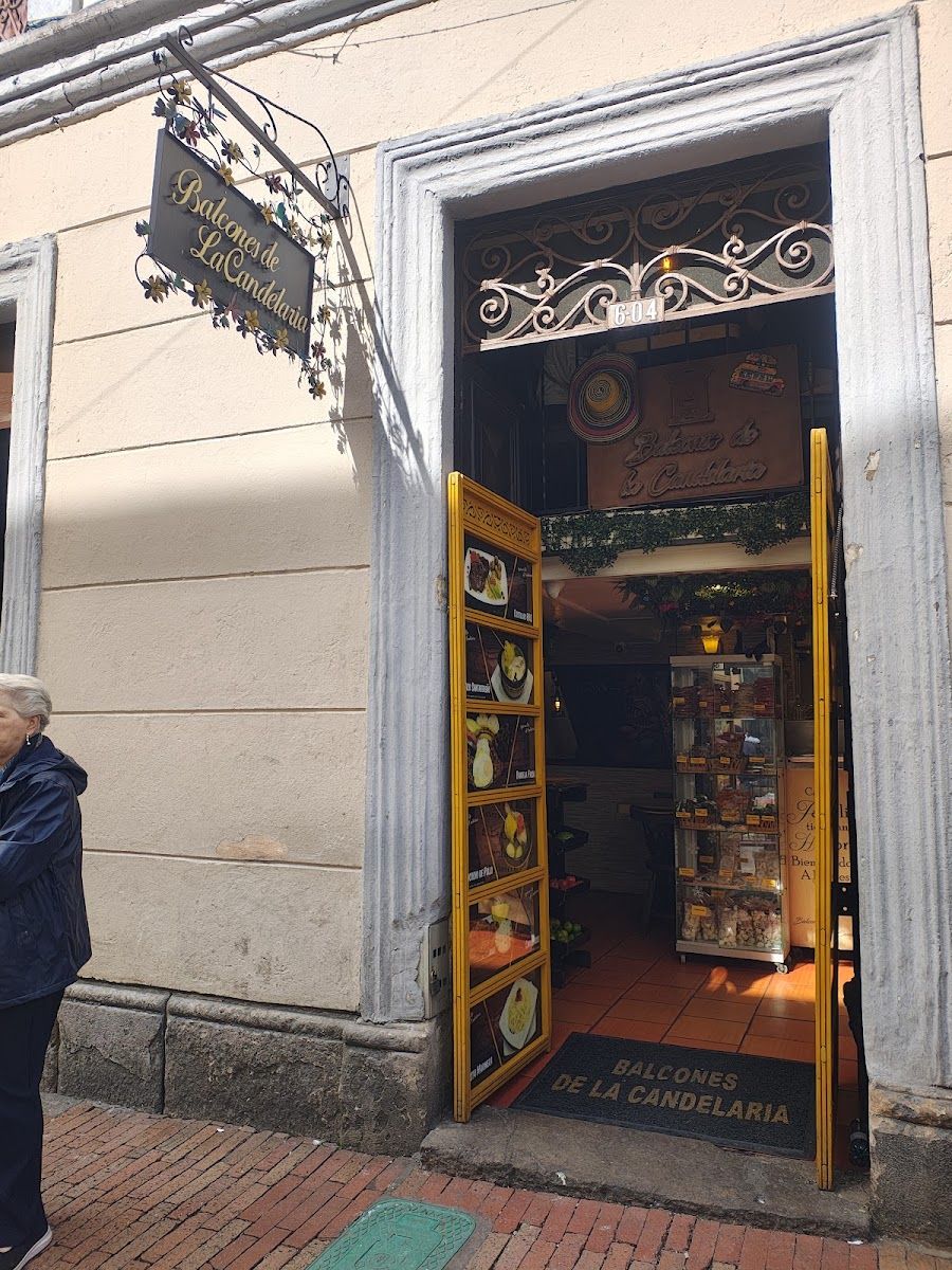 Entrada colonial — Restaurante Balcones de la Candelaria