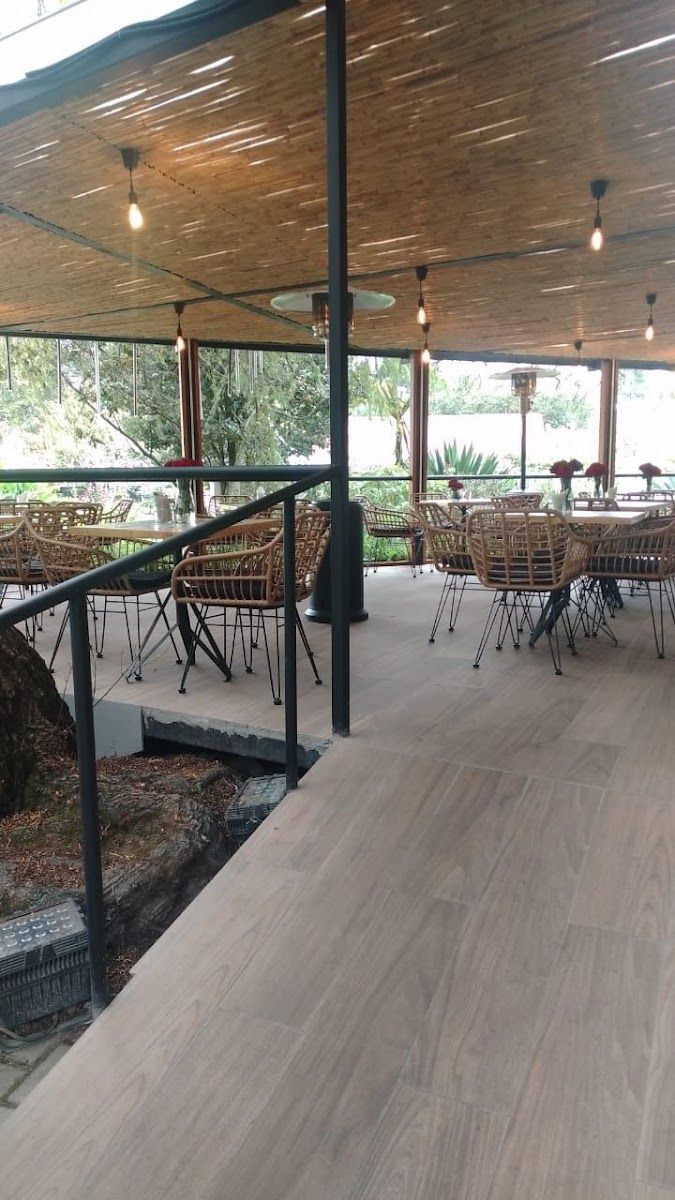 Terraza de madera — Restaurante Botánico - Quito