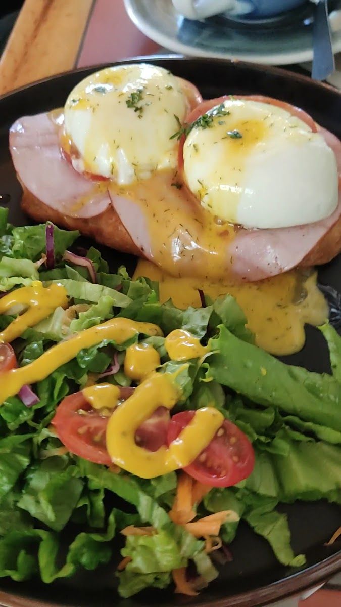 Huevos benedictinos con ensalada — Restaurante Botánico - Quito