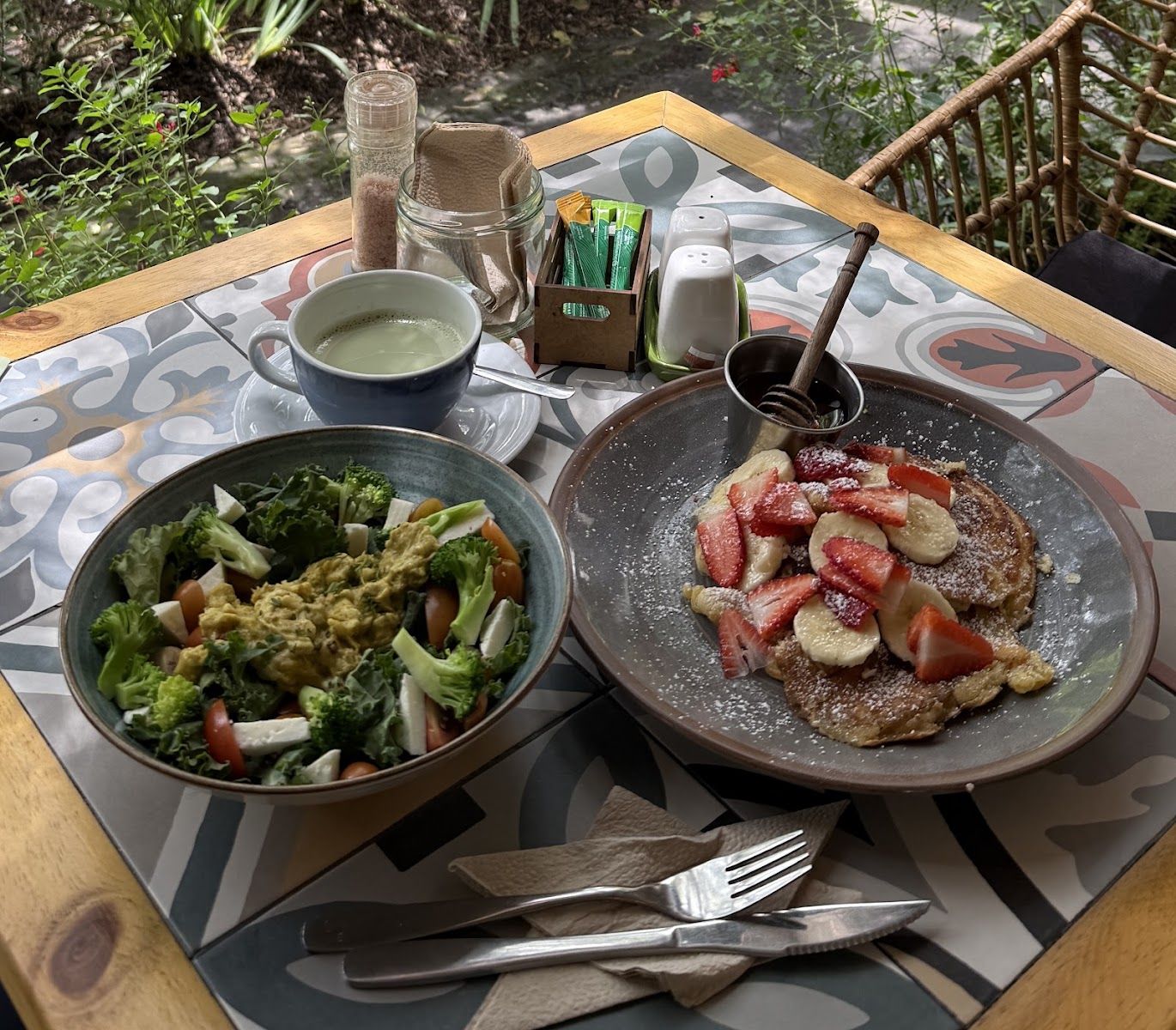 Bowl verde y pancakes — Restaurante Botánico - Quito