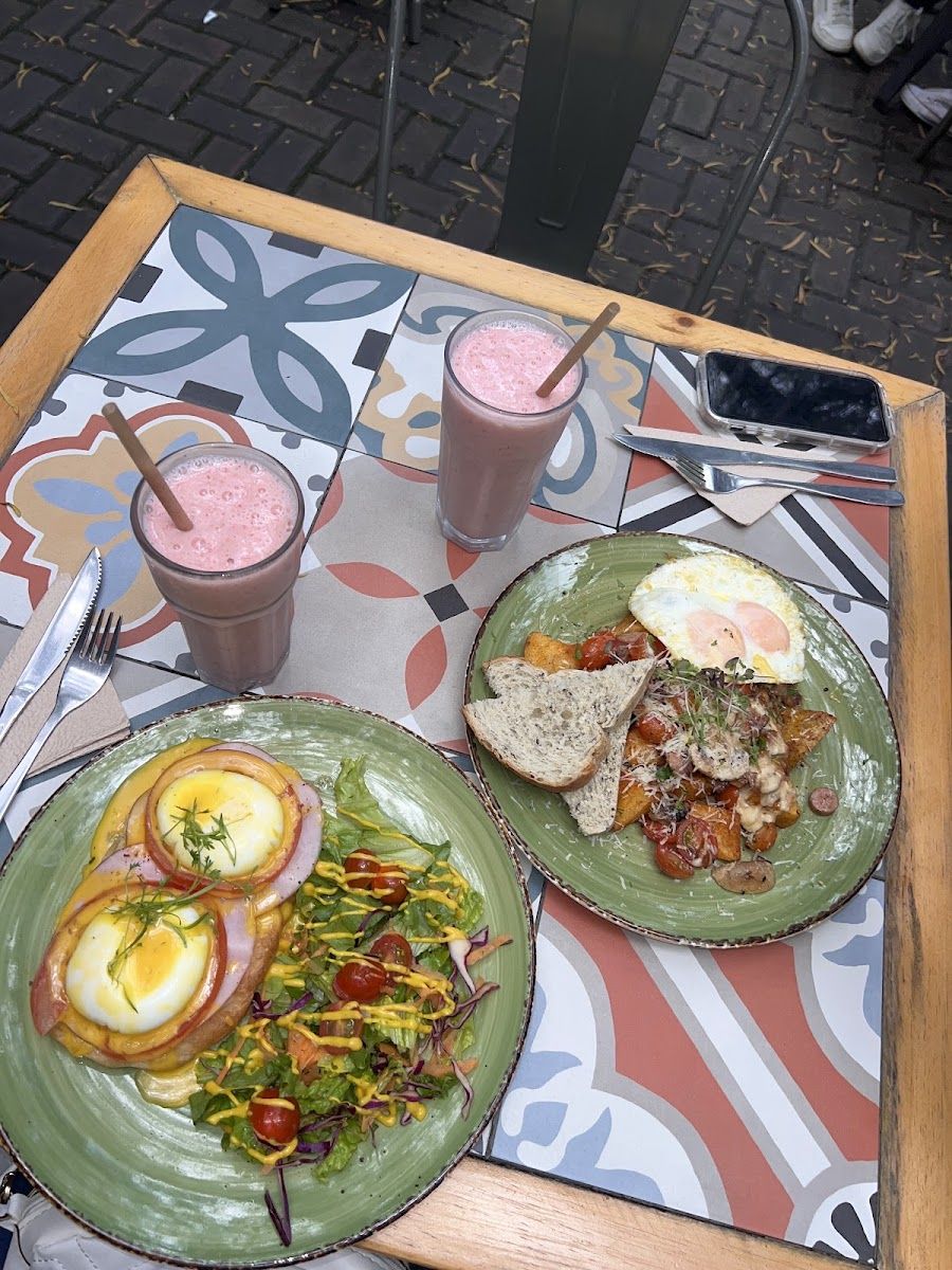 Huevos benedictinos y batidos — Restaurante Botánico - Quito