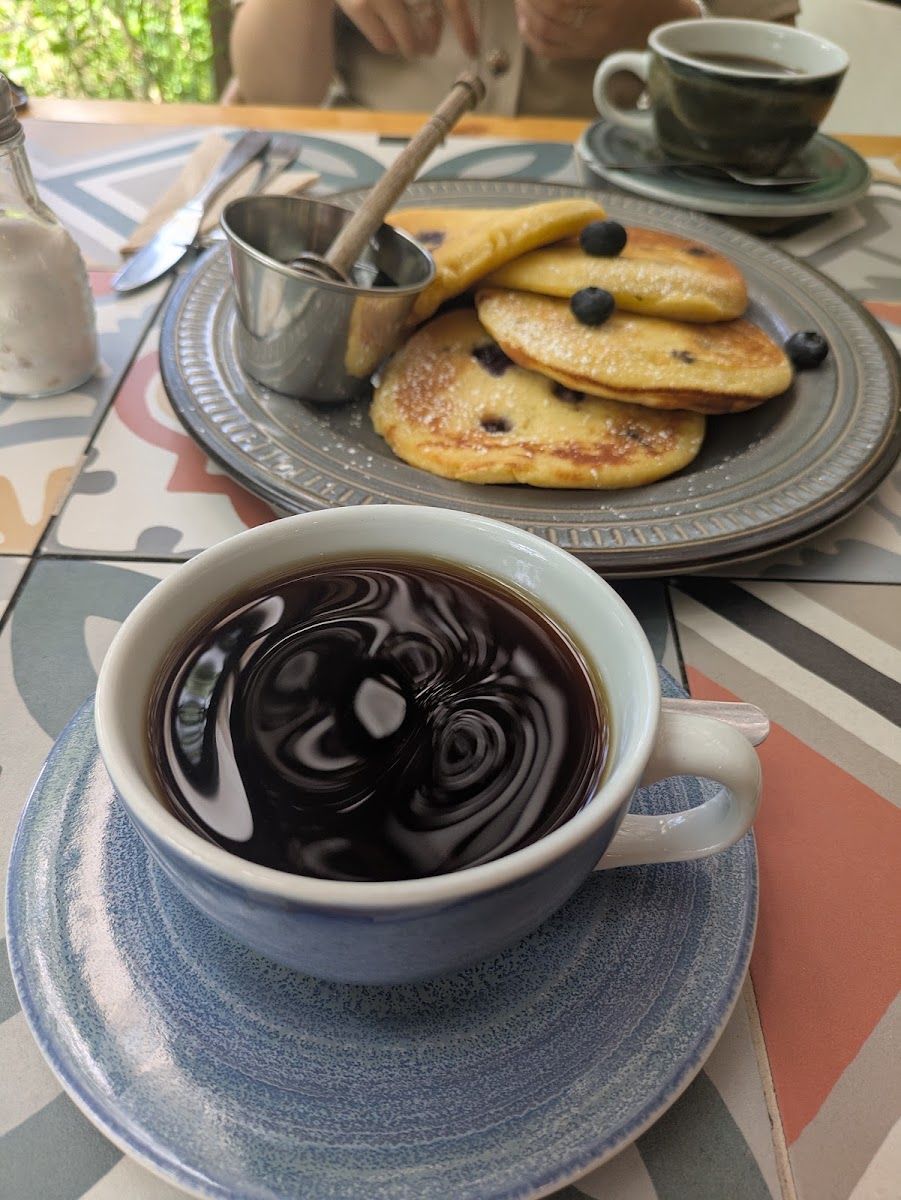 Pancakes con arándanos y café — Restaurante Botánico - Quito