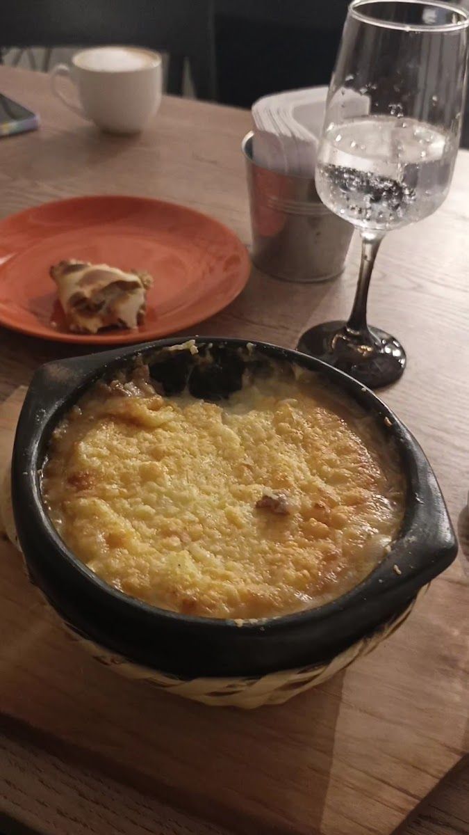 Queso gratinado en cazuela — Restaurante CABA Restó - Argentina en un bocado