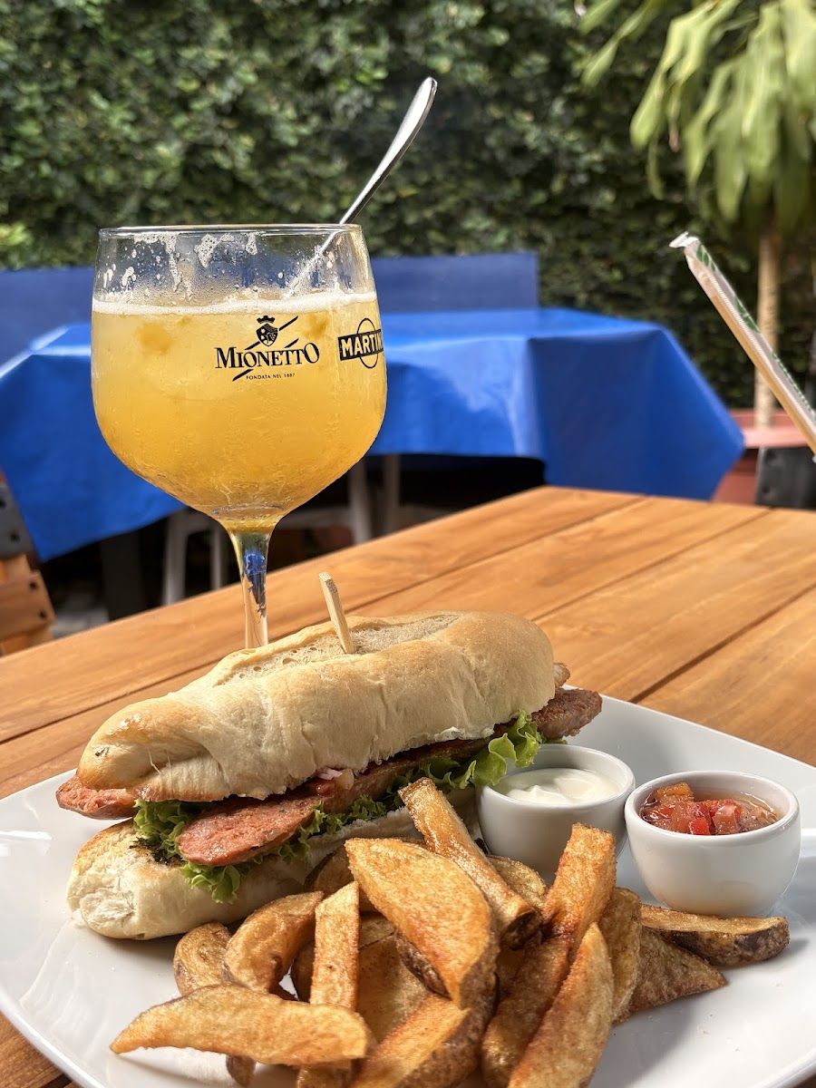 Choripán con papas — Restaurante CABA Restó - Argentina en un bocado