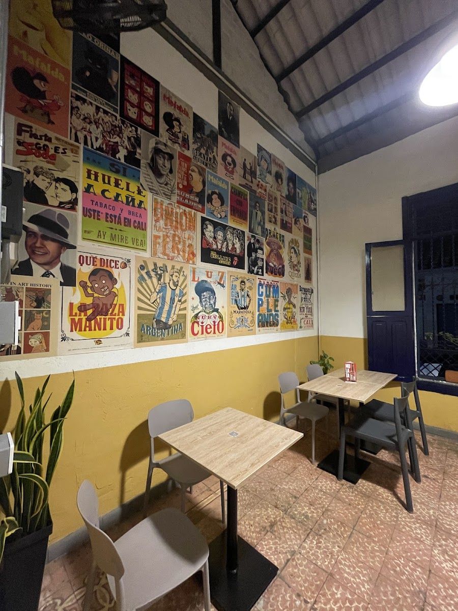 Salón de afiches — Restaurante CABA Restó - Argentina en un bocado