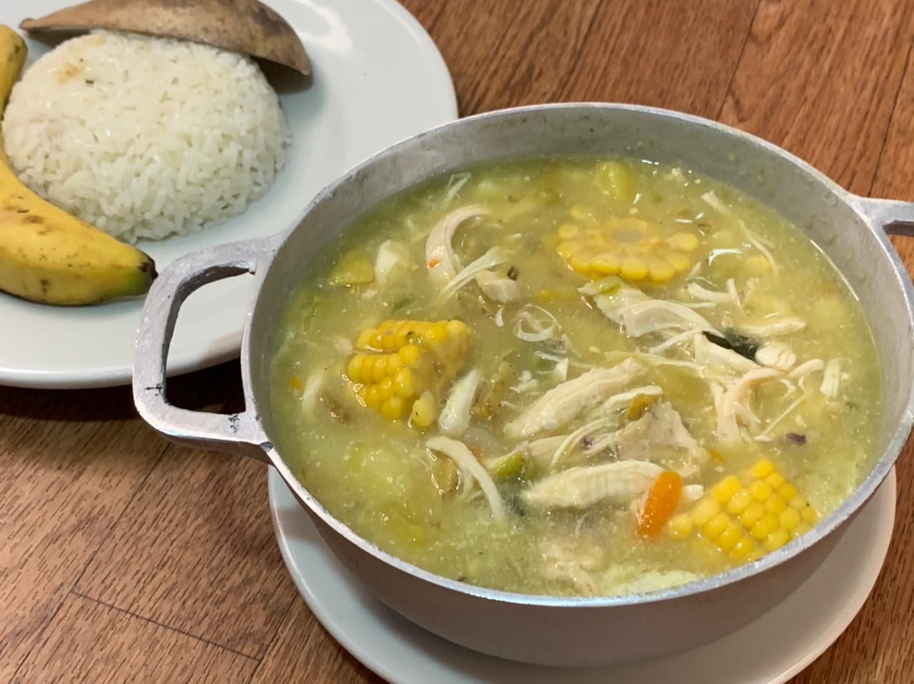Sopa de pollo con mazorca — Restaurante Casa Vieja santandereano
