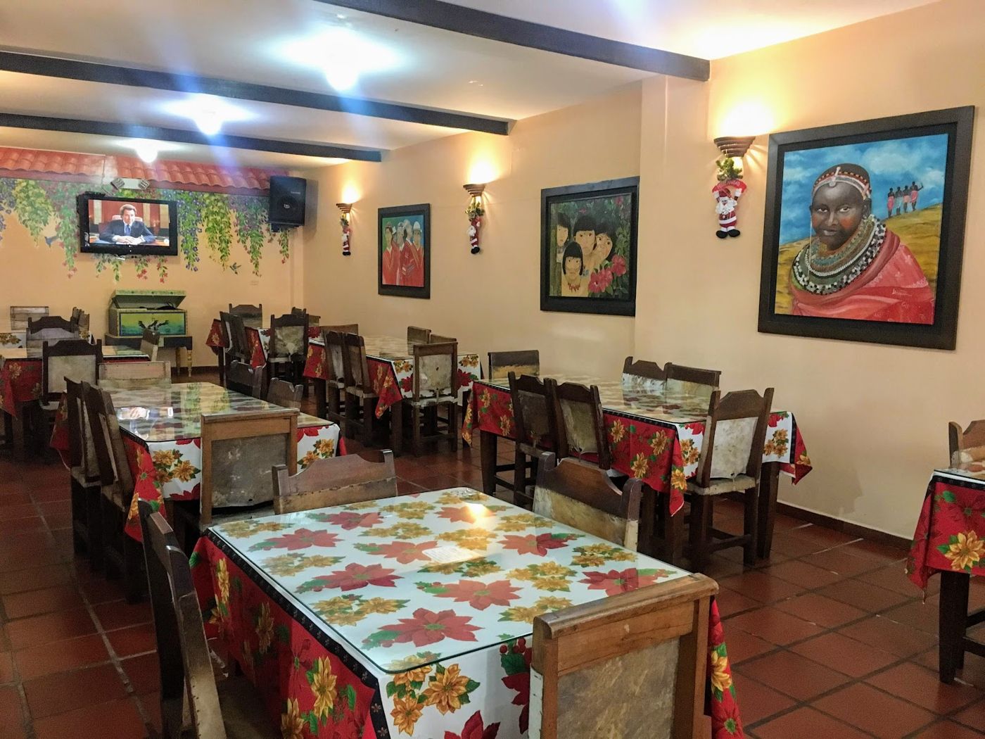 Salón con cuadros — Restaurante Casa Vieja santandereano
