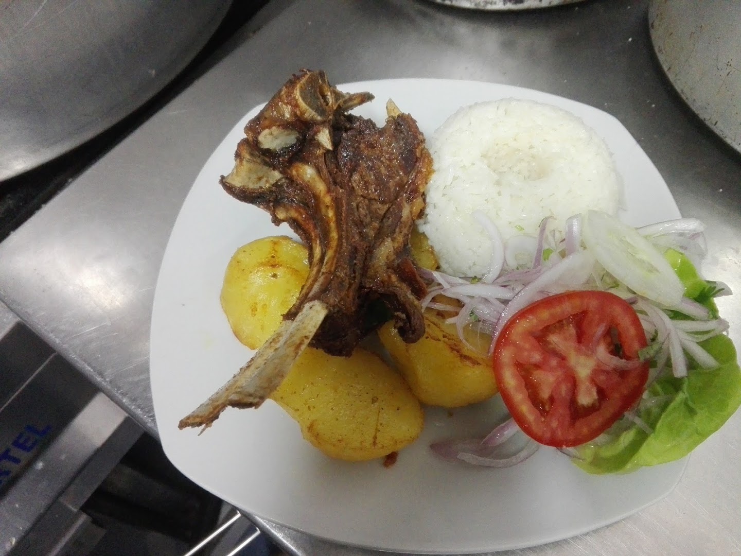 Pescado a la plancha con ensalada — Restaurante _ Cevichería TARA