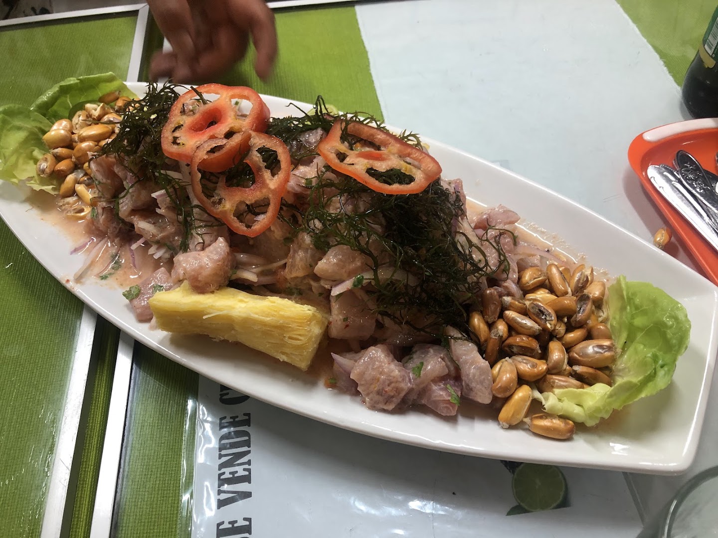 Ceviche mixto con mariscos, cebolla y limón