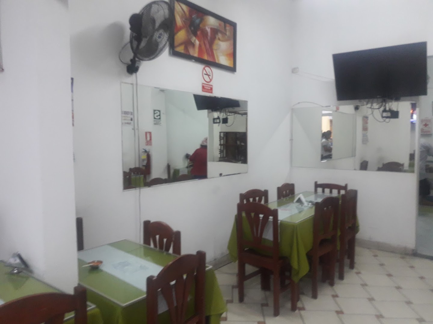 Comedor del restaurante — Restaurante _ Cevichería TARA