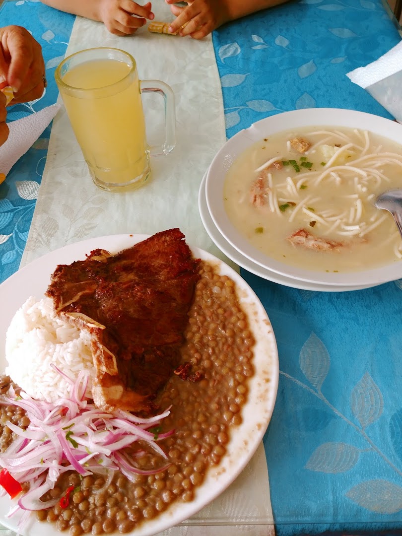 Pescado frito con sopa, arroz y frijoles