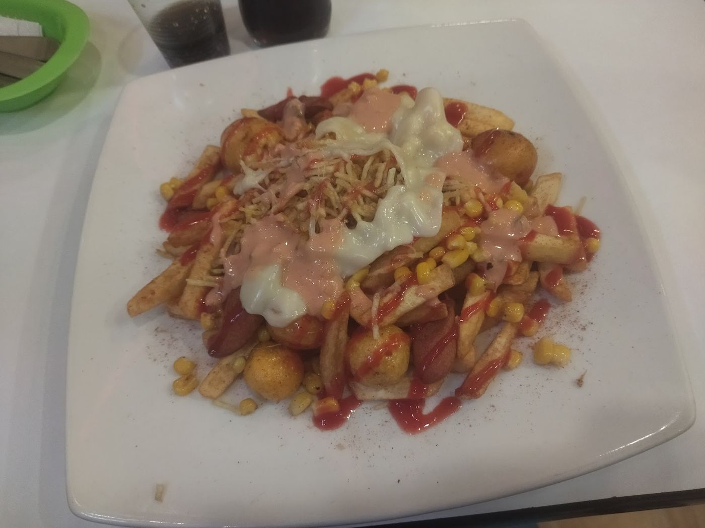 Papas con salsas y queso — Restaurante Cuentos De Cocina