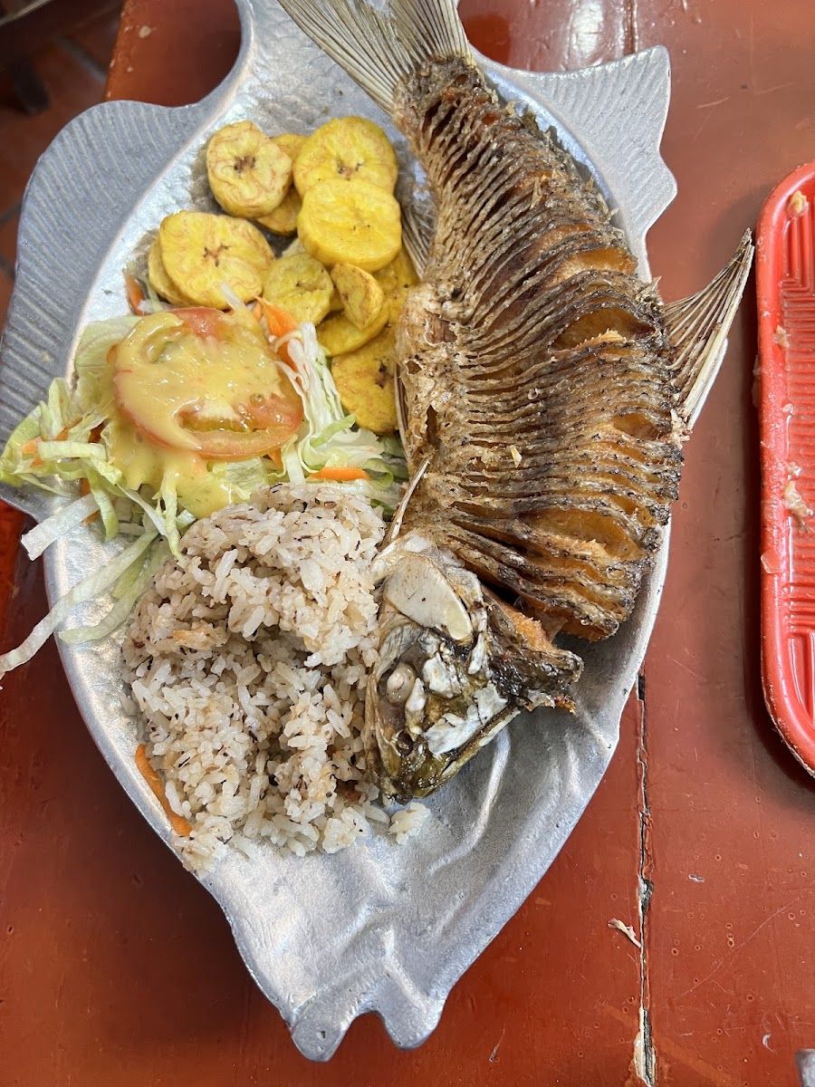 Pescado frito con patacón — RESTAURANTE Curramba de la 48