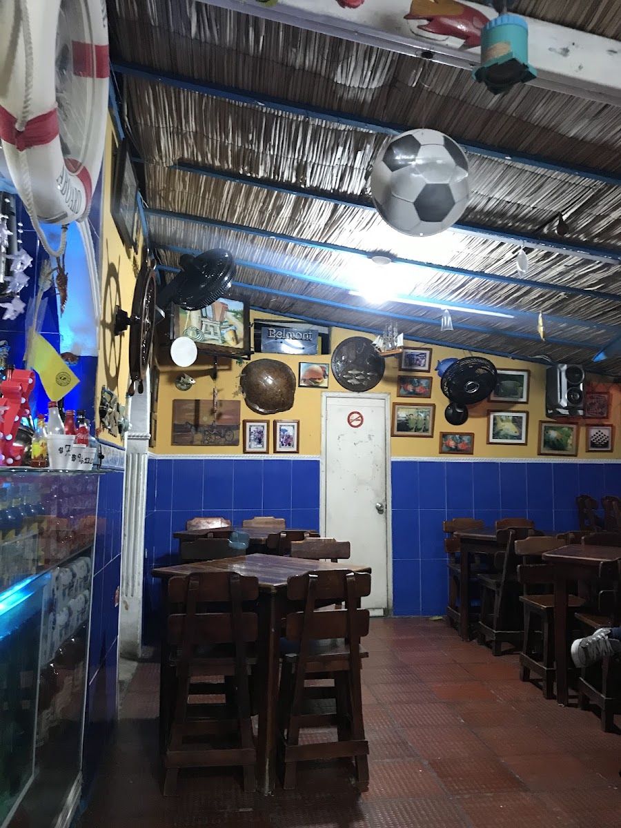 Salón de paredes azules — RESTAURANTE Curramba de la 48