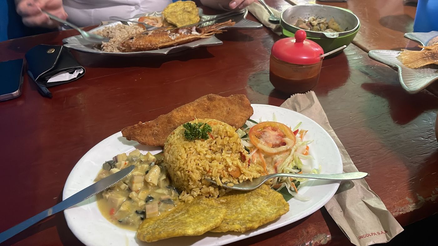 Pescado apanado con arroz — RESTAURANTE Curramba de la 48