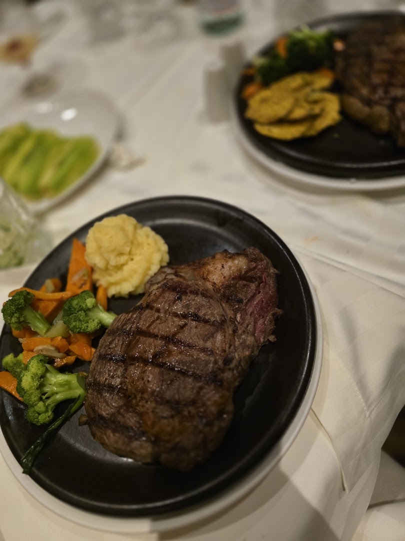 Corte a la parrilla con vegetales — Restaurante Don Pepe