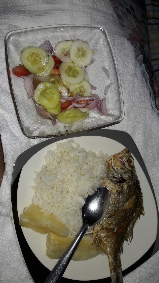 Pescado frito con arroz — Restaurante Doña Gloria