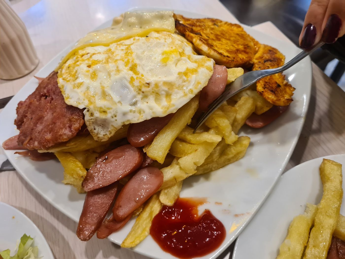 Desayuno con huevo frito — Restaurante EDITH